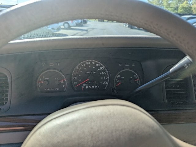 2004 Ford Crown Victoria LX