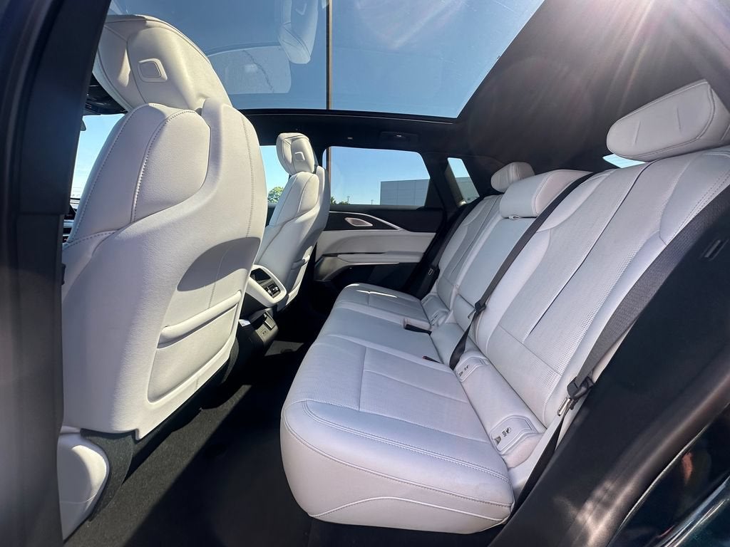 2024 Cadillac LYRIQ Luxury 2
