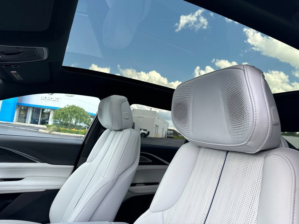 2024 Cadillac LYRIQ Luxury 2